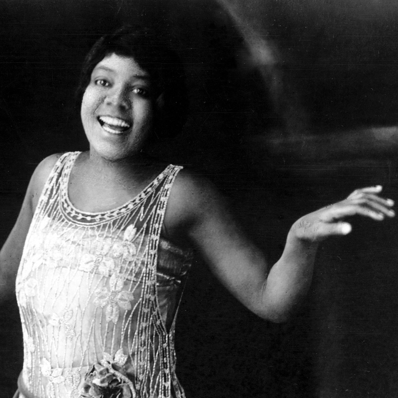 "Realmente solo una escritora como Jackie Kay puede hacer justicia (poética) a las cualidades de Bessie Smith como cantante. Comparte con ella una extrema sensibilidad para el tono, esa capacidad de hechizarnos y de hacer suyas las palabras, cargándolas de fuerza y significado, haciendo que cuenten su propia historia".

Bruno Padilla del Valle reseña "Bessie Smith", de @jackiekaypoet (@alphadecay_editorial, 2022), en nuestra sección de Horas Críticas.

#AlphaDecay #BessieSmith #Biografía #blues #Feminismo #Historia #JackieKay #Música #poesía

https://www.revistamercurio.es/2022/09/29/bessie-smith-jackie-kay/
